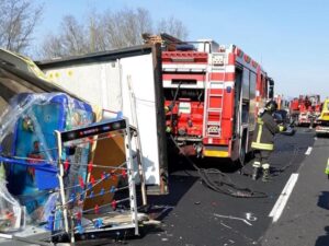 Incidente A1 Valmontone, maxi tamponamento sulla Roma ...